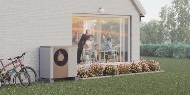 Eine Familie sitzt entspannt im Garten, während ein Kind durch das Fenster spielt und die Abendsonne scheint.