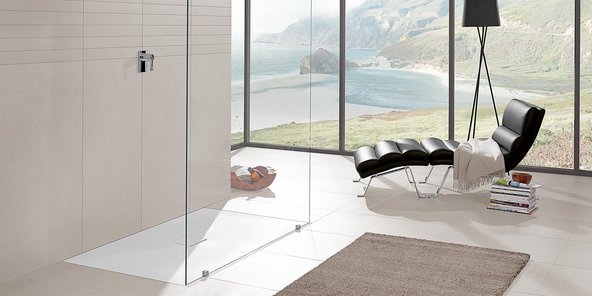 Ein Badezimmer mit einem Blick aufs Meer