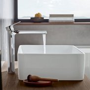 Ein laufendes Waschbecken von der Seite