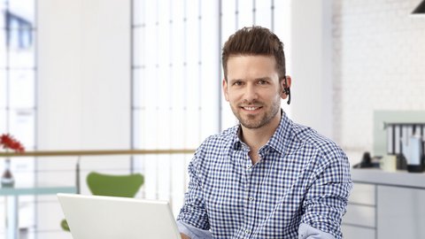 Ein Ansprechpartner sitzt im Büro - unsere Mitarbeiter stehen für Sie bereit.