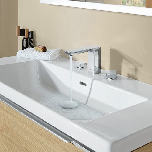 Ein Waschbecken in dem das Wasser laeuft